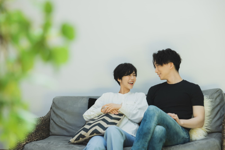 ソファでリラックスする笑顔の男女