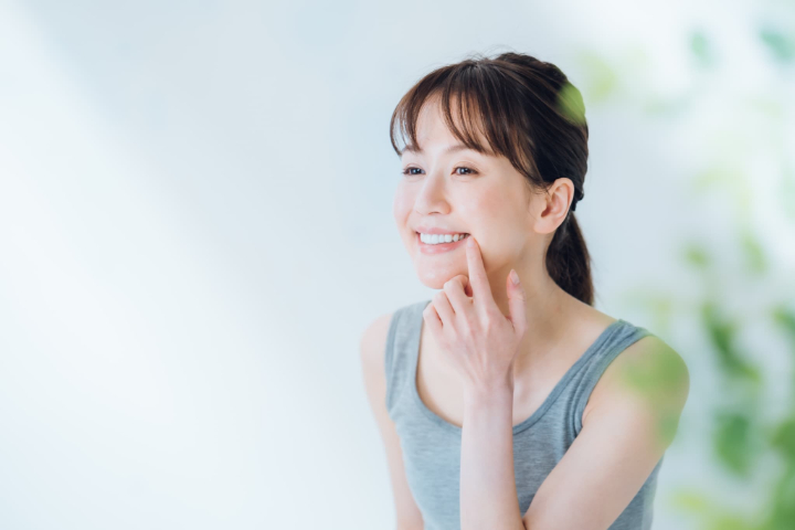 セラミック治療で白くなった歯を見て嬉しそうな女性