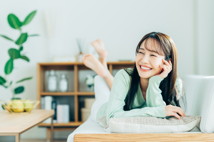 虫歯ケアをして健康に過ごす笑顔の女性