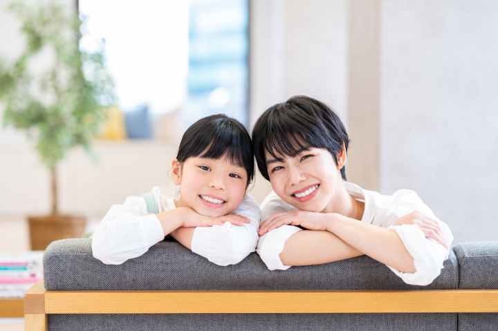 虫歯予防の定期検診を終え安心する親子
