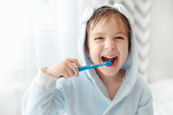 虫歯予防のために丁寧に歯磨きをする子ども