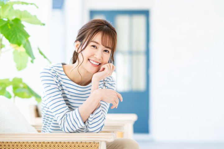インプラント治療をした笑顔の女性