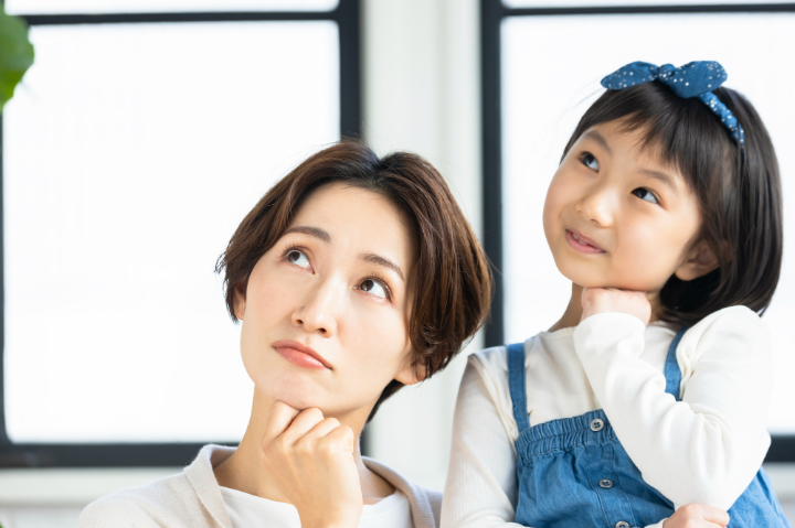 小児矯正はいつから始めるべきなのか考える親子