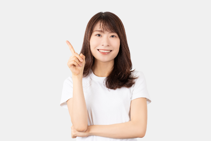 マウスピース矯正の治療期間が長くなるケースを紹介する女性