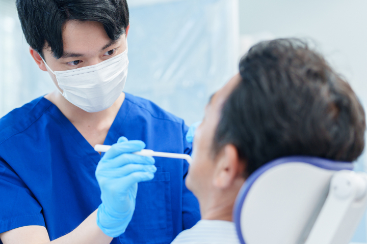 歯周病再生療法前の診察の様子