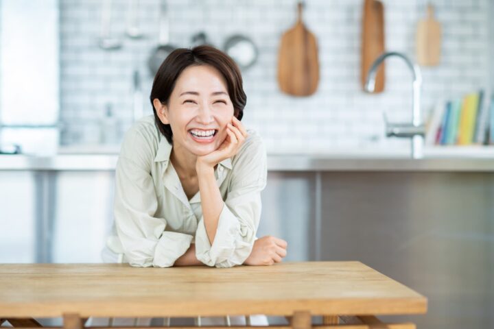 ダイニングで寛ぐ女性