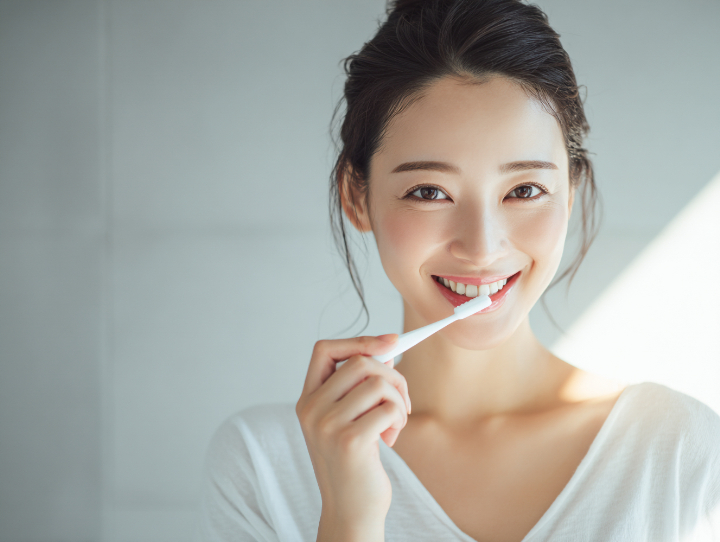 予防歯科を受診後も丁寧に歯磨きをする女性