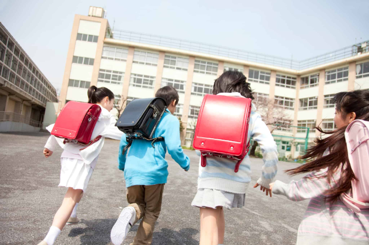 床矯正の適応年齢である小学生達のイメージ