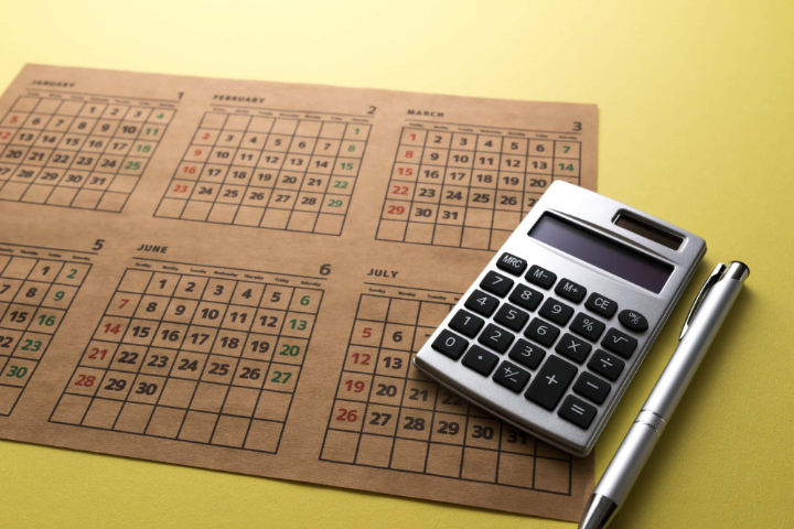 床矯正にかかる費用と治療期間を示す計算機とカレンダーのイメージ