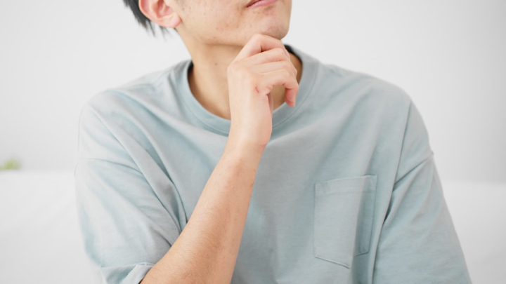 親知らずは抜歯しないといけないのか考える男性