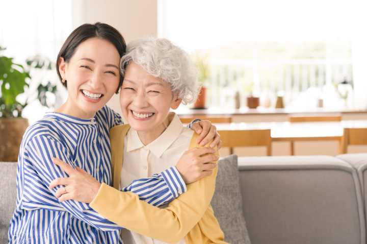 笑顔で抱き合う母娘
