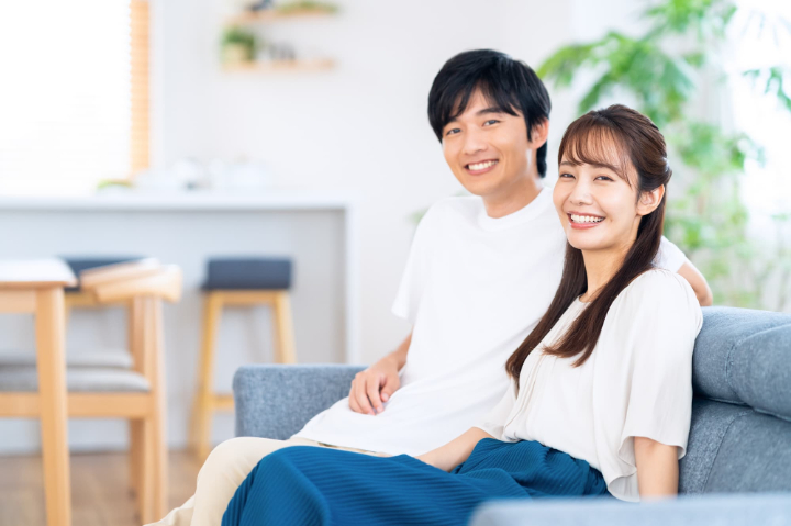 リビングで寛ぐ男女