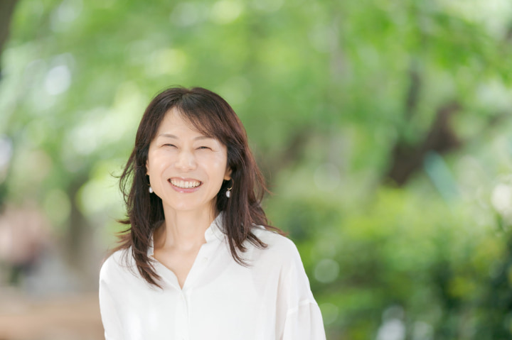 適切なケアでインプラントを維持している笑顔の女性