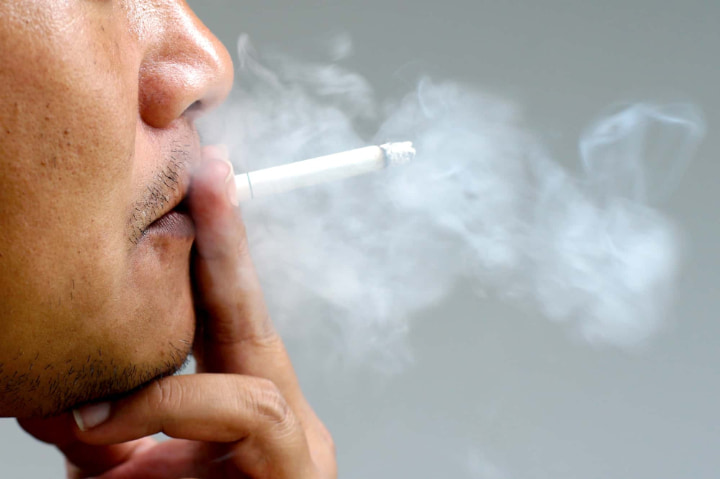 喫煙をしている男性