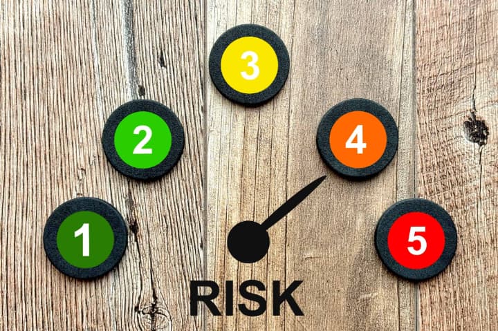 インプラント治療後に喫煙を続けるリスクを説明するイメージ