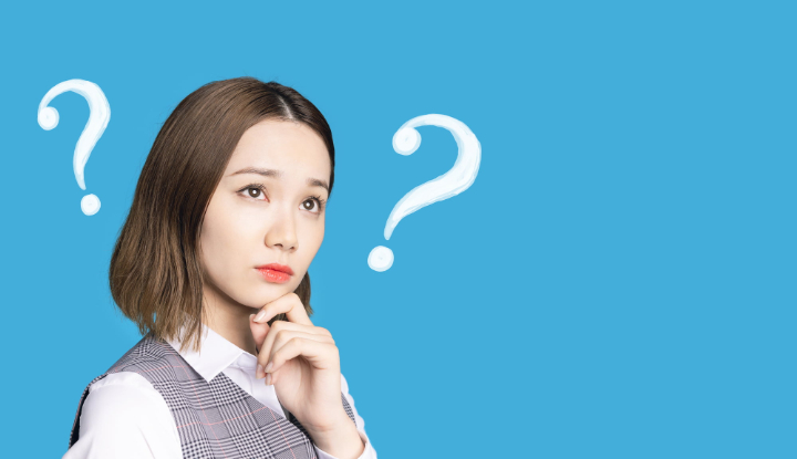 歯の矯正期間はどれくらいかかるか考える女性