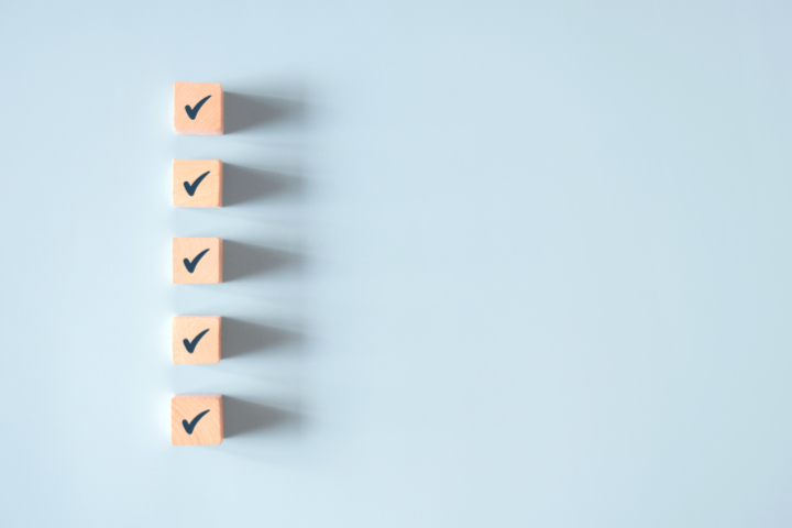 セラミックの歯を長く使い続けるためのポイントをチェックするイメージ