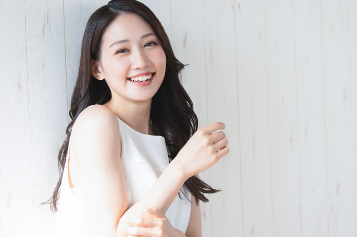 ケアとメンテナンスでセラミックの歯を使い続ける女性
