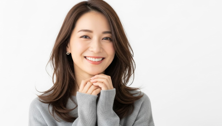 審美歯科治療を受けて美しい白い歯になった笑顔の女性