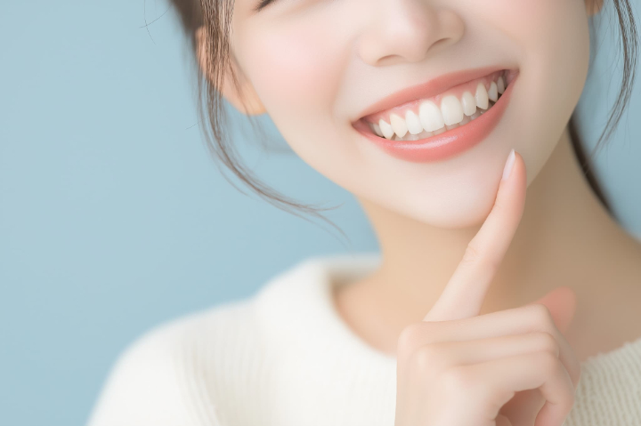 審美歯科治療を受けた美しい歯に満足しているイメージ