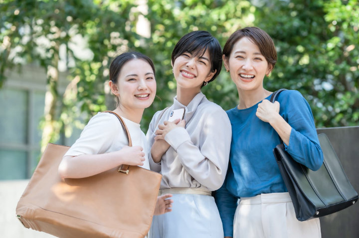 インビザラインの治療で綺麗な歯ならびになった3人の笑顔の女性たち