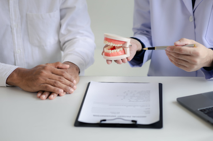 インプラント治療のためのカウンセリングをしているイメージ