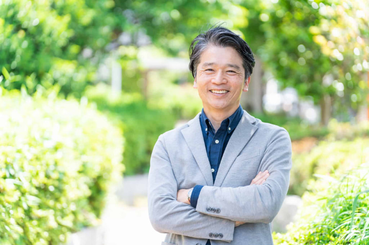 インプラント治療をして満足している男性