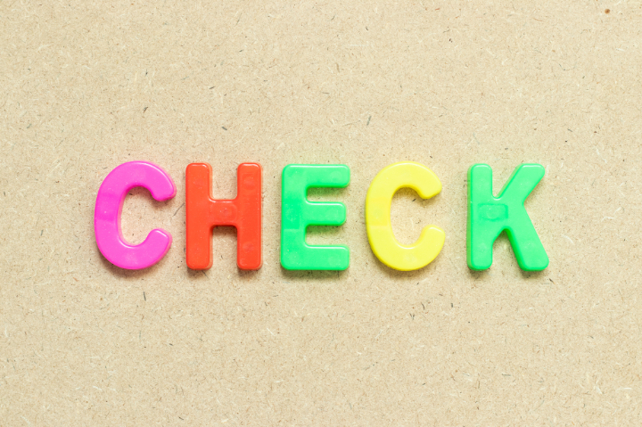 小児矯正中の食事で起こりやすいトラブルをチェックするイメージ