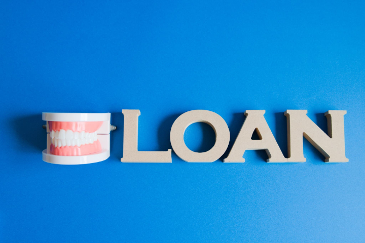 歯の模型とローンの英文字