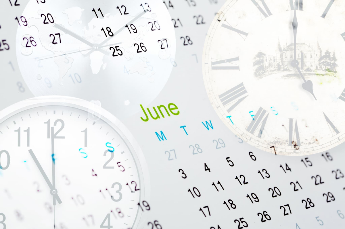 出っ歯の矯正にかかる期間を示すカレンダーと時計