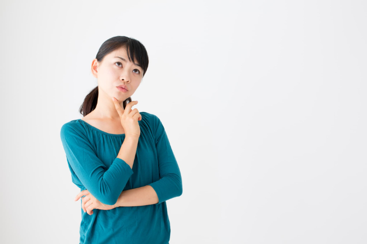 セラミックの歯が欠けたまま放置してもよいか考える女性