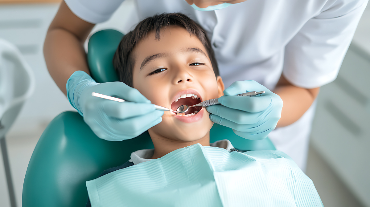 歯科医院で診察を受ける男の子