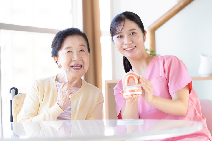 訪問歯科を行っている歯科医と車いすの女性