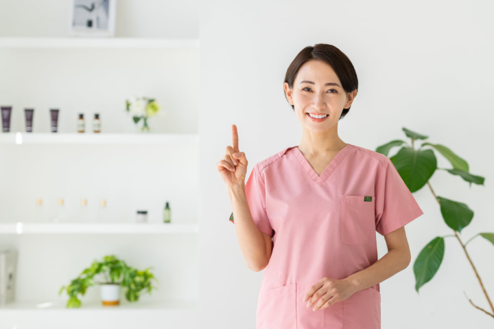 訪問歯科について説明する歯科医