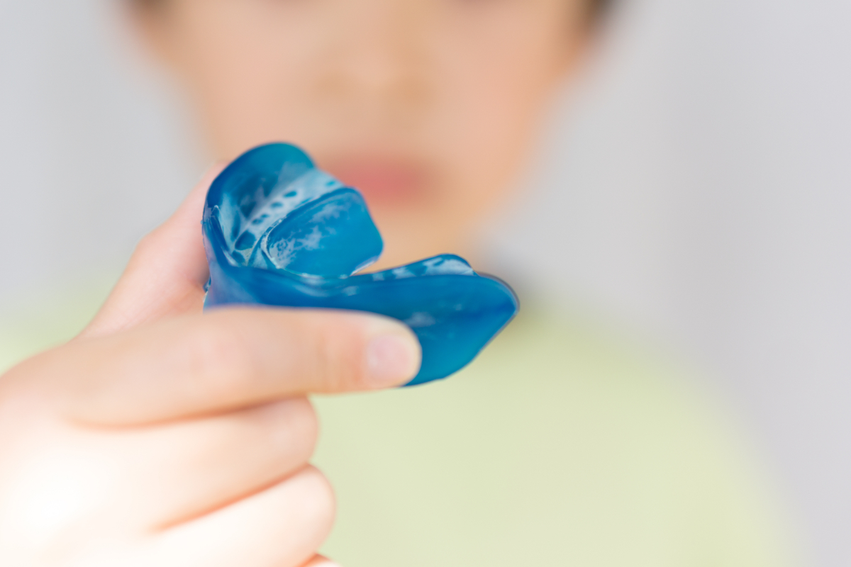 マイオブレースを見せる男の子の手