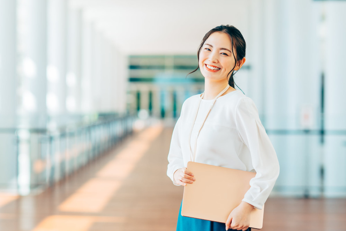 歯のクリーニングに満足して微笑む女性